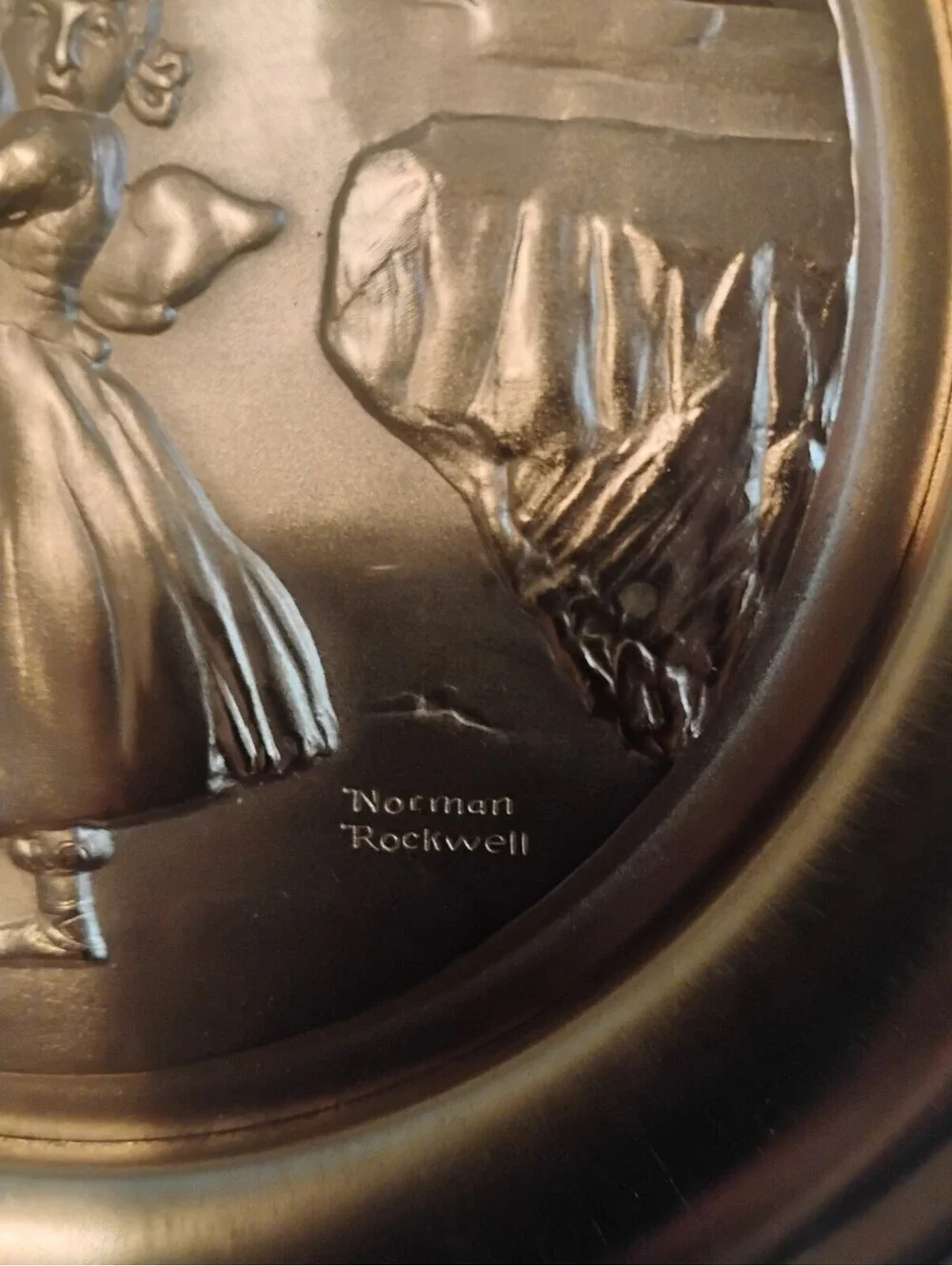 Vintage Gold-Toned Decorative Plaque with Romantic Couple Relief